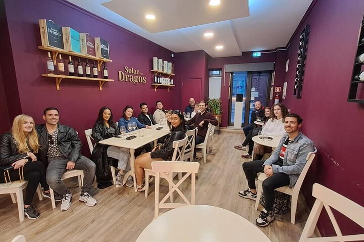um grupo de pessoas sentadas em mesas em uma sala