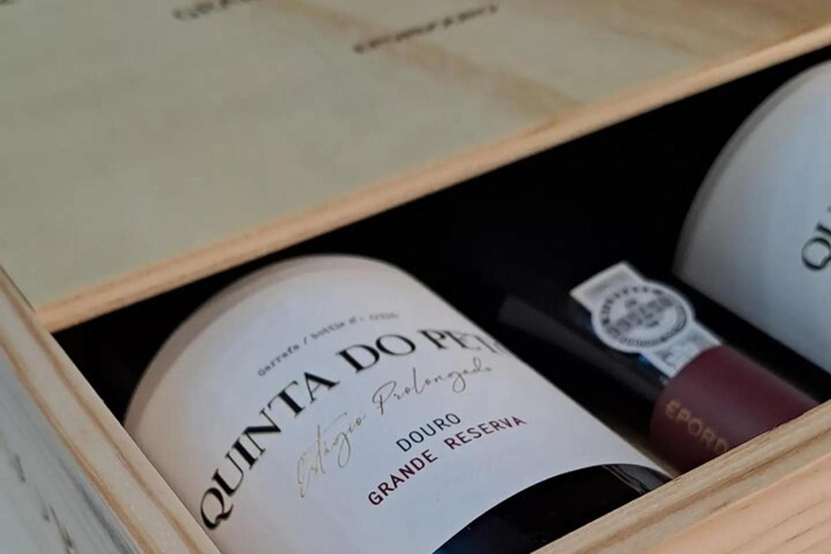 uma gaveta cheia de garrafas de vinho e um relógio