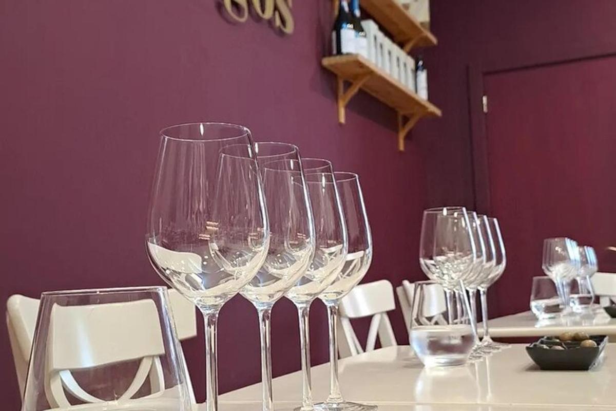 un gruppo di bicchieri da vino appoggiati su un tavolo