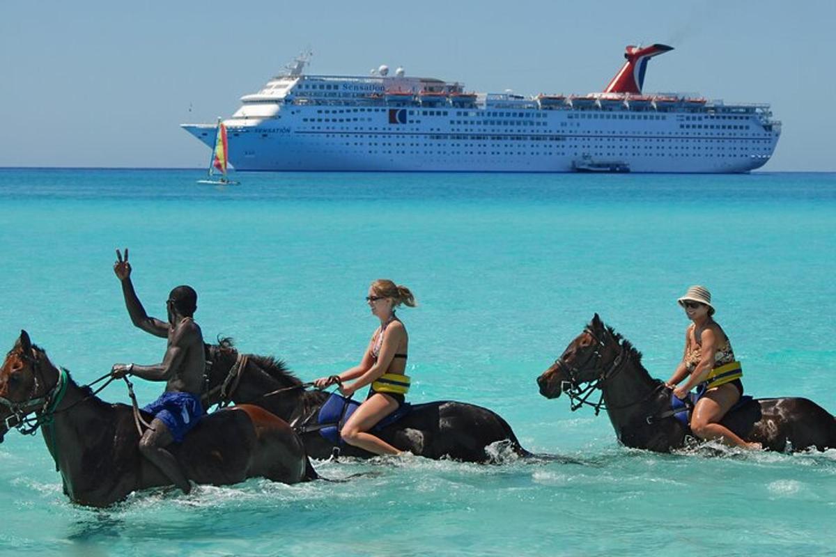 três pessoas andando a cavalo no oceano com um navio de cruzeiro