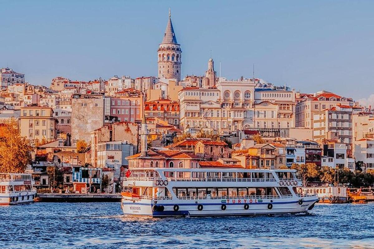 μια βάρκα στο νερό μπροστά από μια πόλη