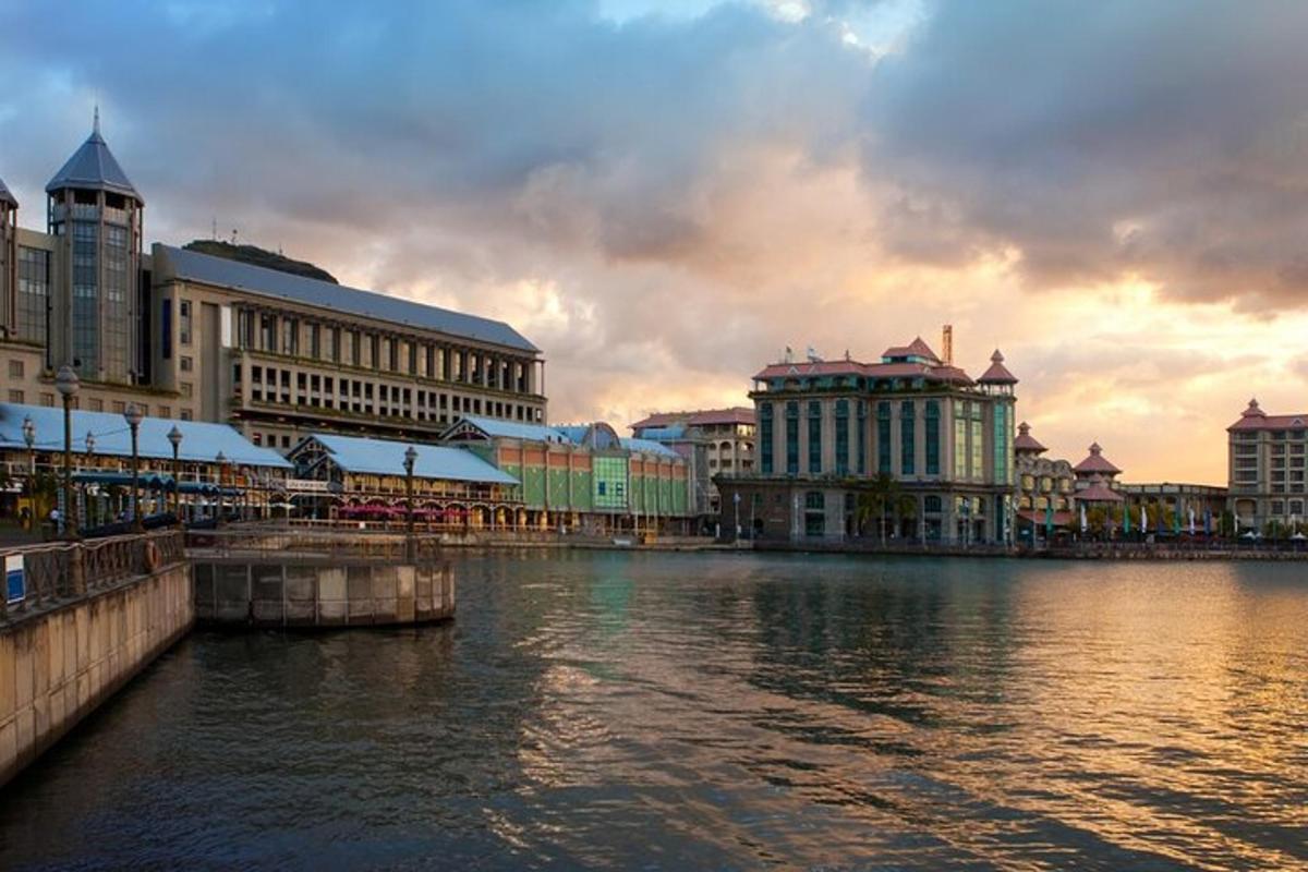 uma vista de uma cidade com um rio e edifícios