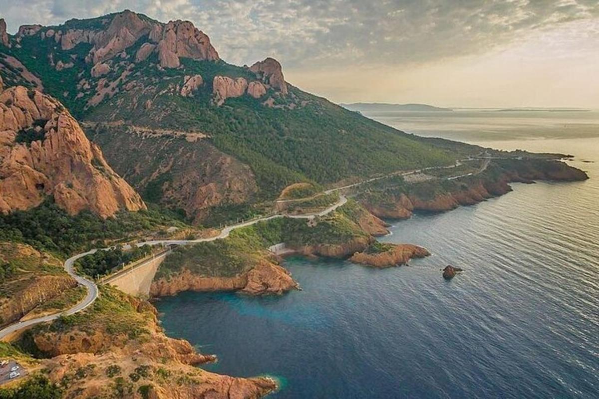 ένα βουνό με δρόμο δίπλα στο νερό