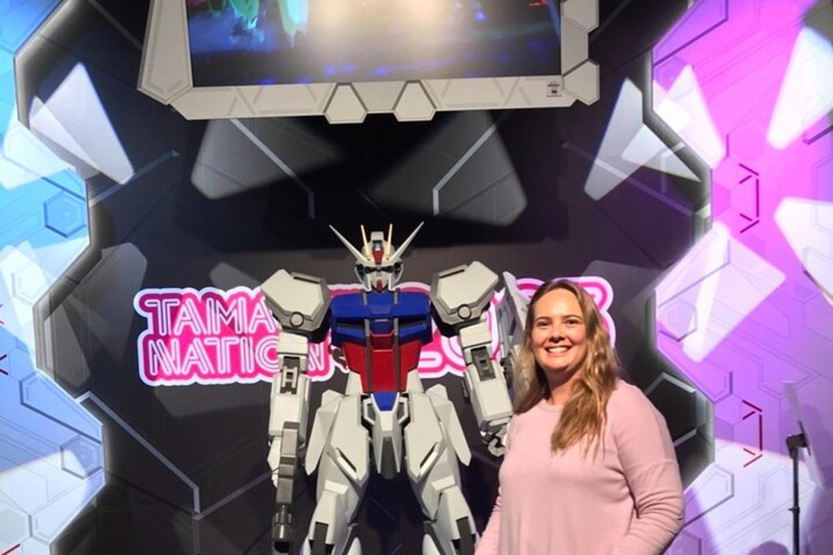 žena stojící před sochou transformátoru
