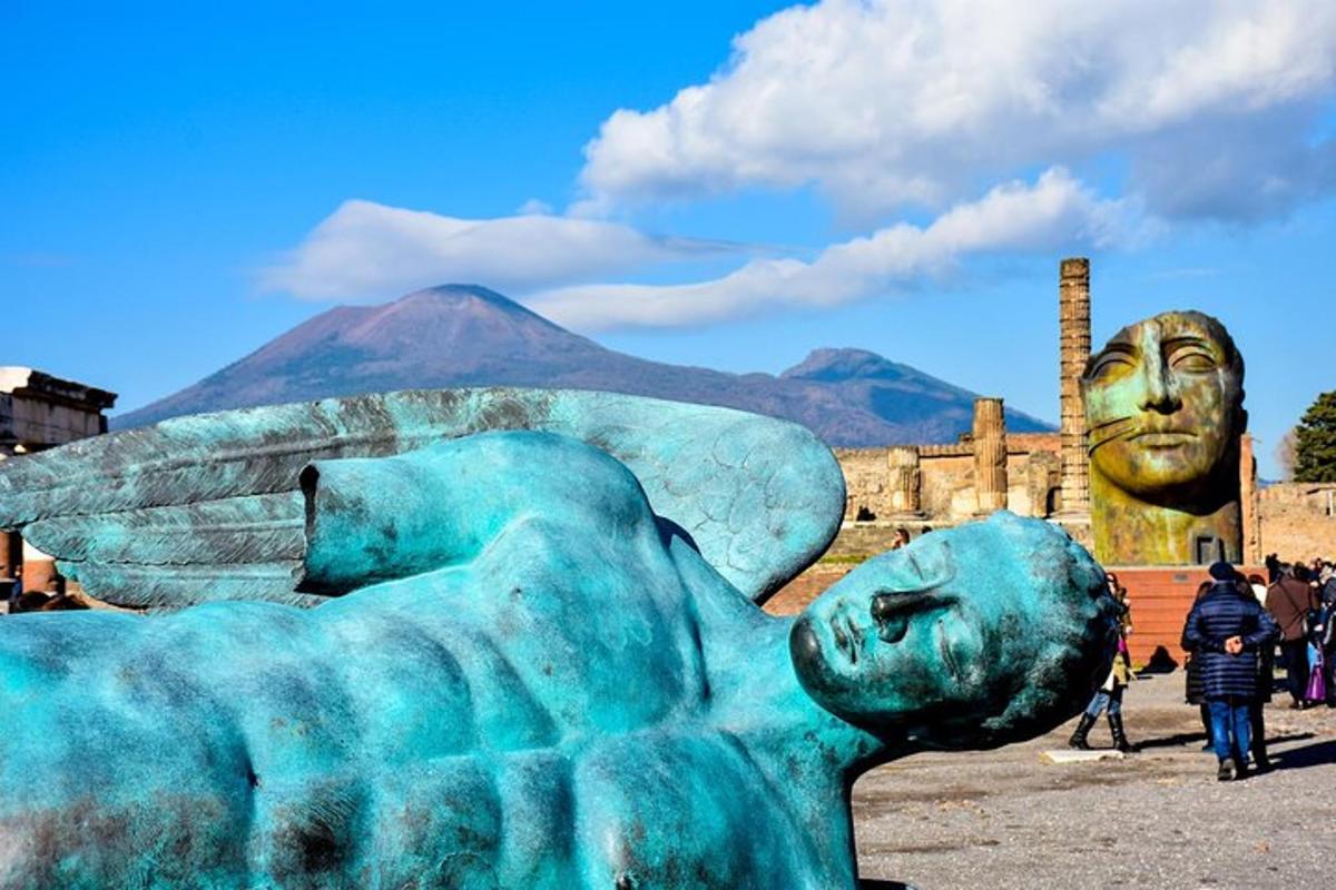 una statua di un orso con una faccia sopra