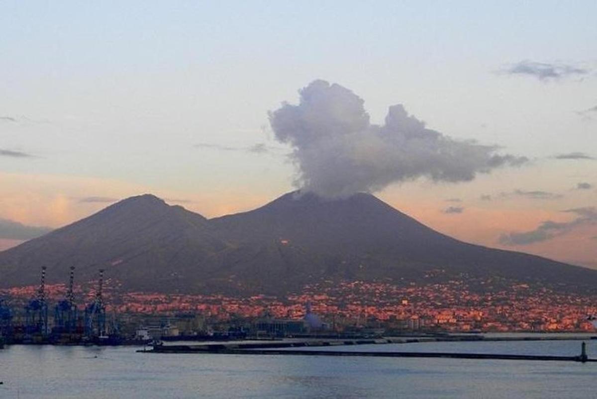 una vista di una montagna con una città e un paese