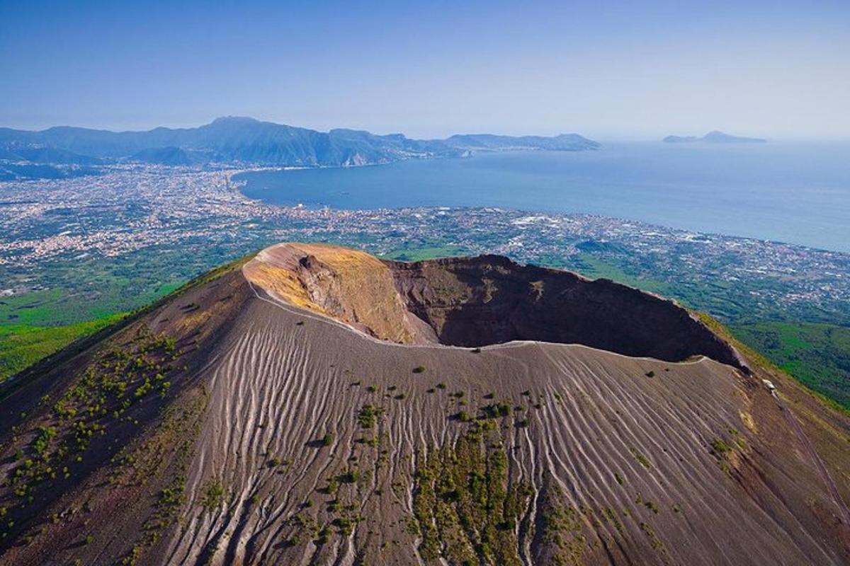 una vista aerea di una montagna con l'oceano