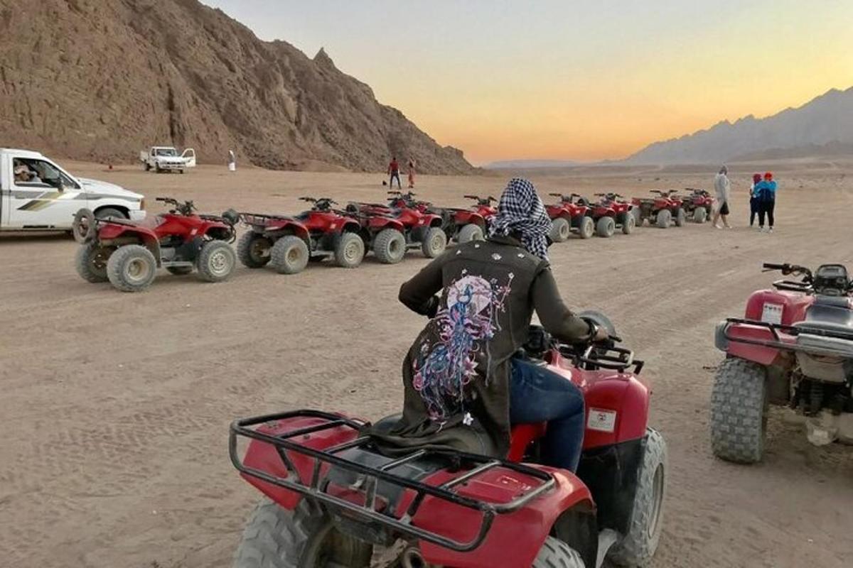 sekumpulan orang di atv di padang pasir