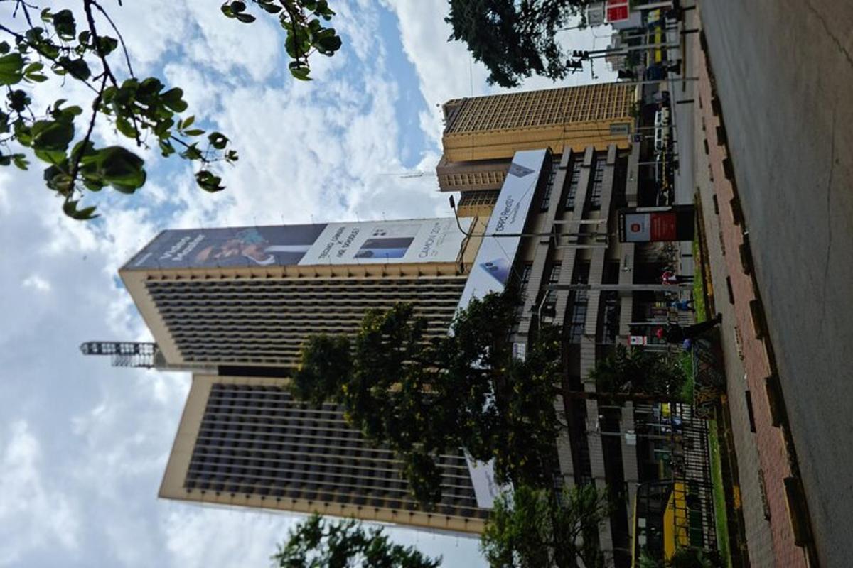 sebuah bangunan tinggi mendongak ke langit