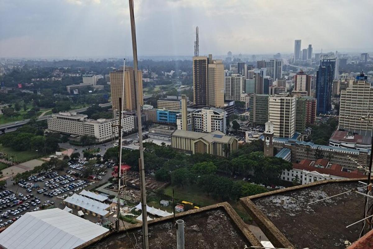 pemandangan udara kota dengan gedung dan mobil