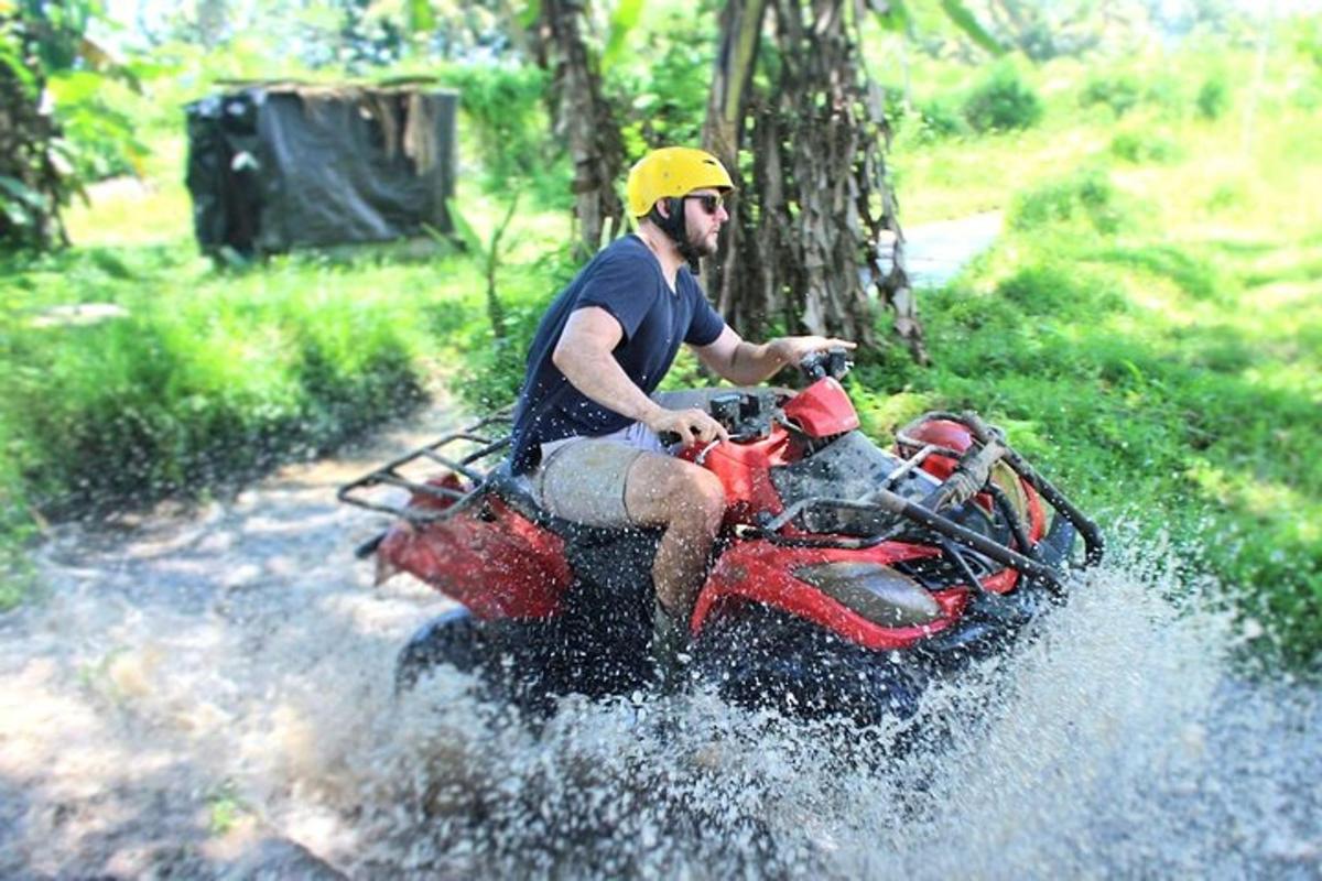 muž jedoucí na čtyřkolce po vodě