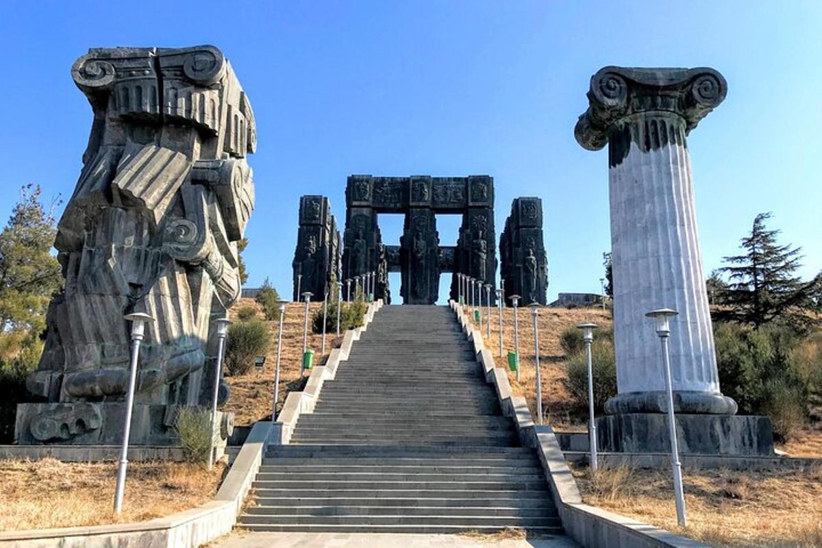 trepp, mis viib kahe sambaga monumendi juurde
