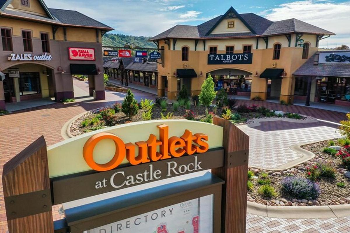un cartello per un outlet a Castle Rock