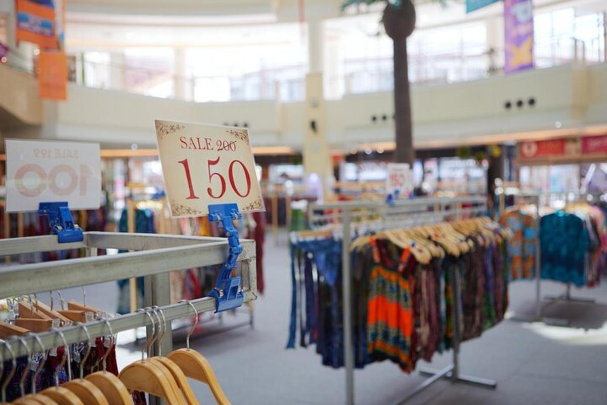 un negozio di abbigliamento con un cartello di vendita in un negozio