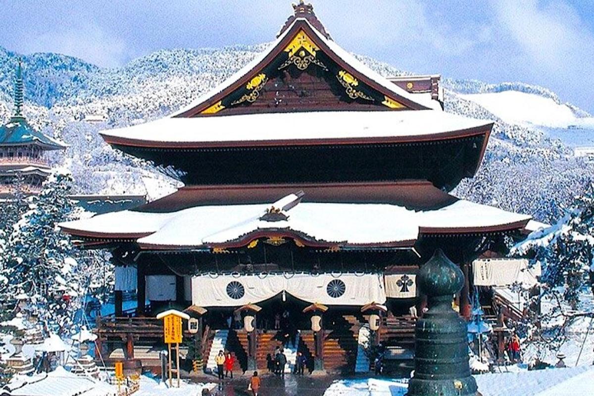 egy pagoda, tetején hóval