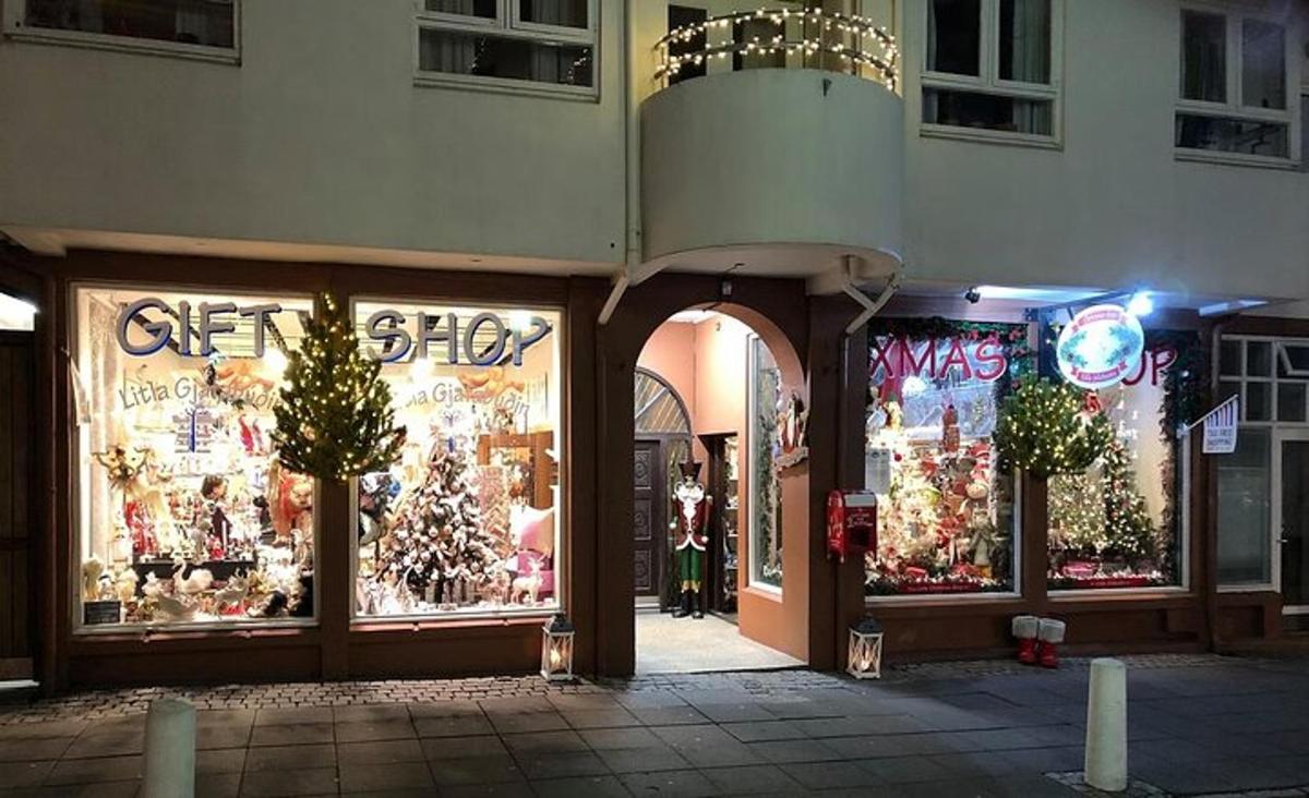 μια βιτρίνα καταστήματος με χριστουγεννιάτικα εμπορεύματα στις βιτρίνες