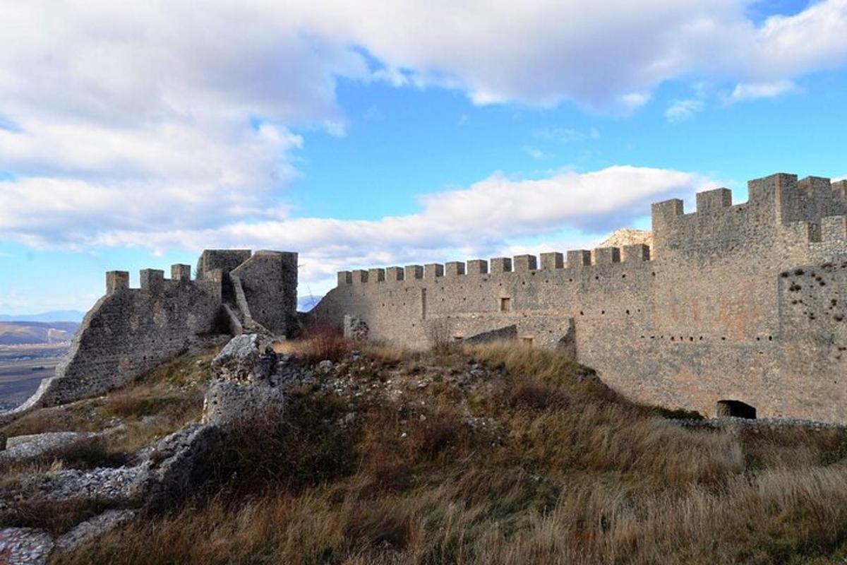 um grande castelo no topo de uma colina
