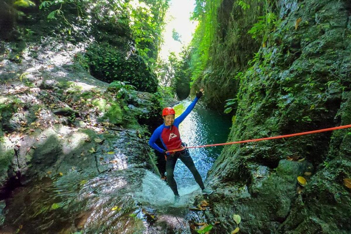 un uomo su un ponte di corda sopra un fiume