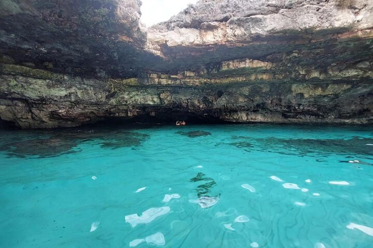una persona che nuota nell'acqua di una grotta