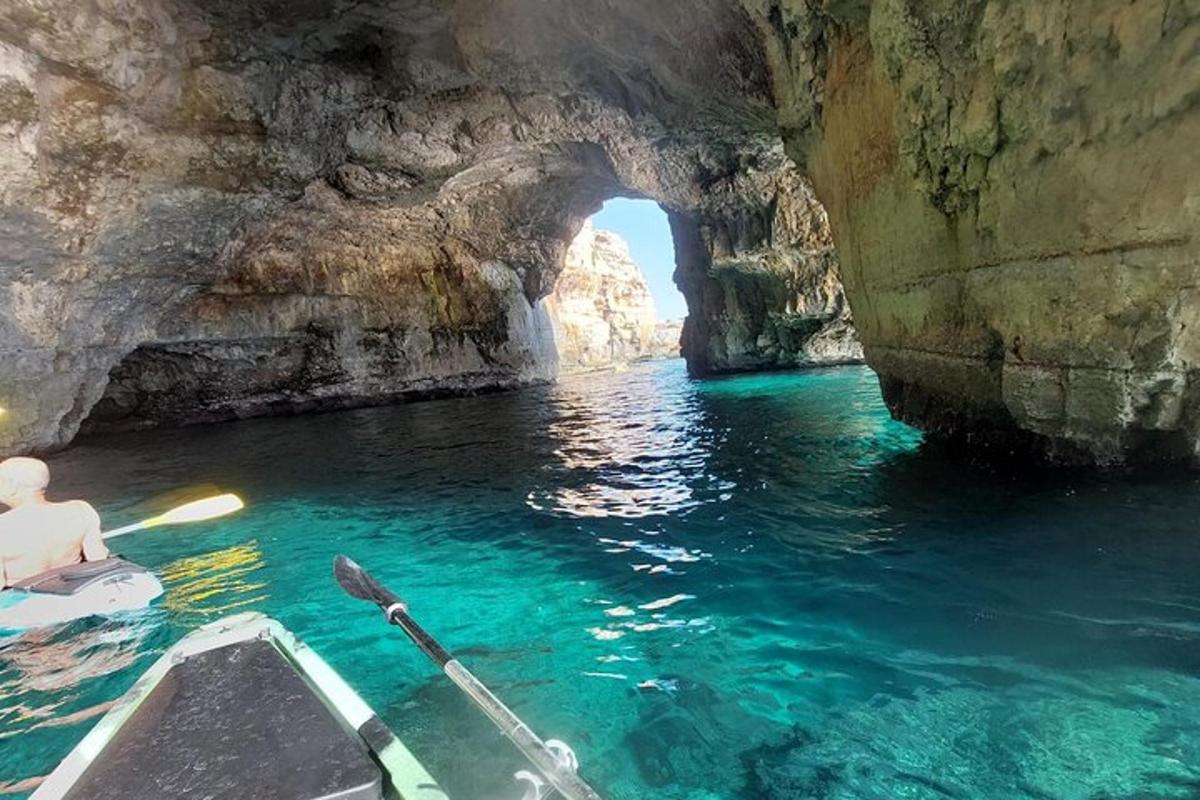 una persona su una barca in una grotta nell'acqua