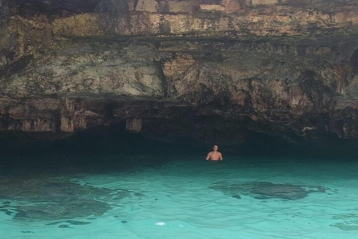 un uomo nell'acqua in una grotta