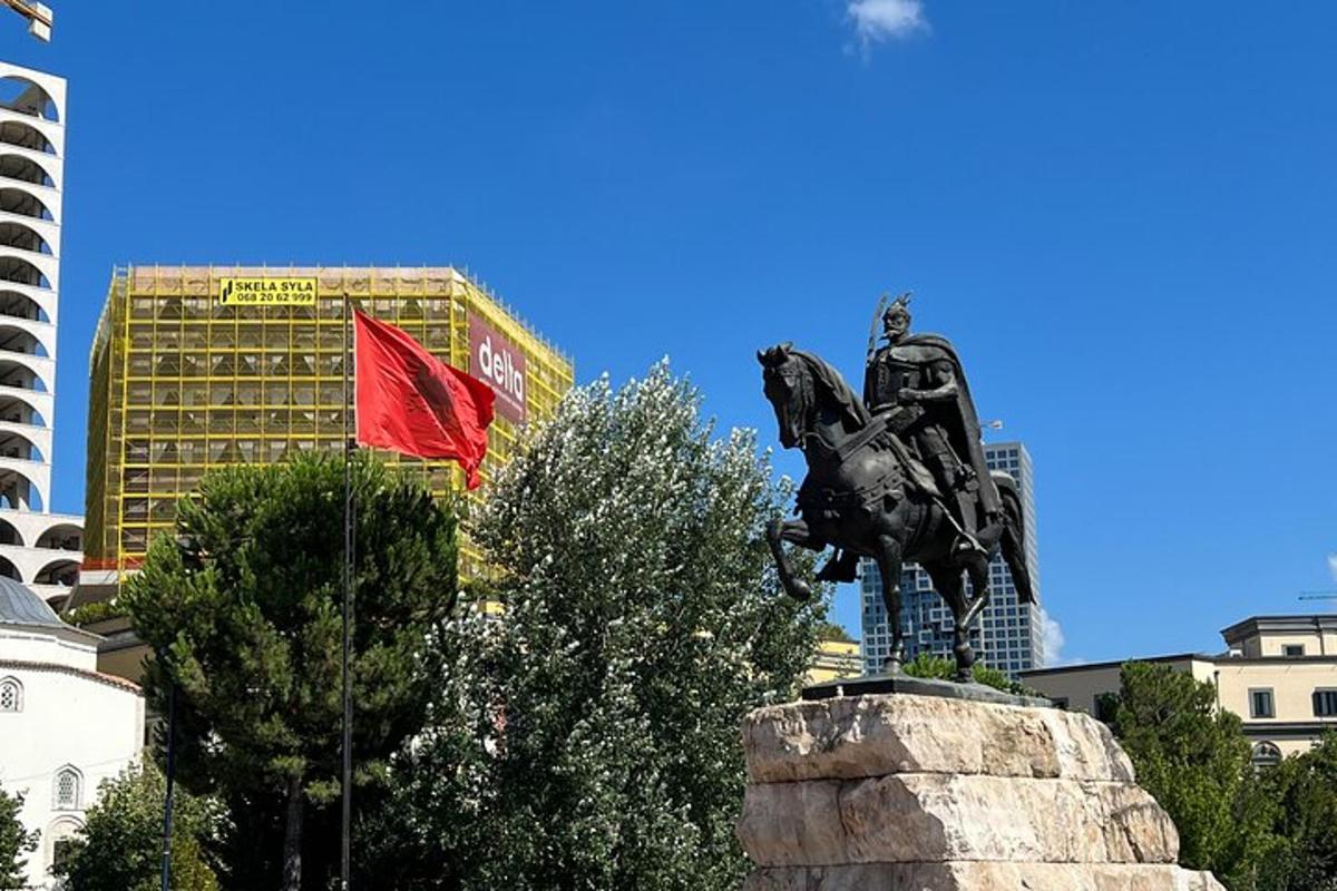 socha muže na koni a vlajka