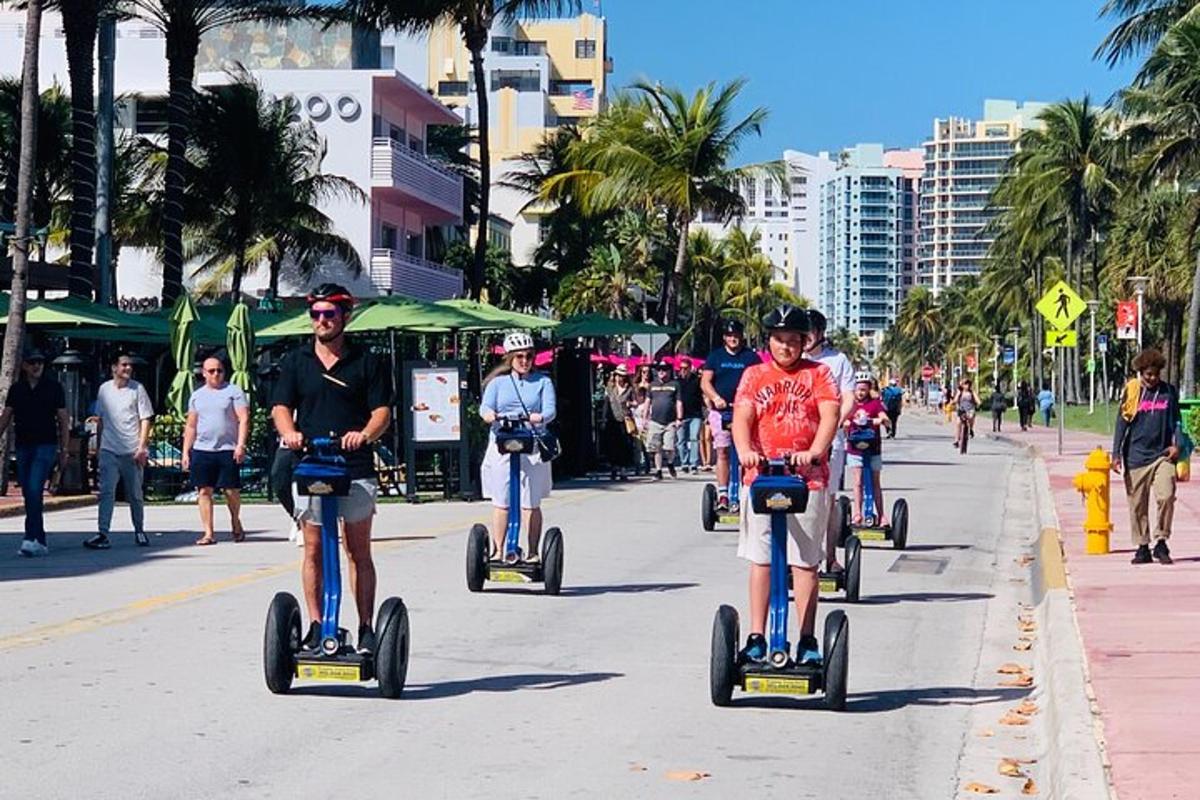 skupina lidí jedoucích na segwayích po ulici