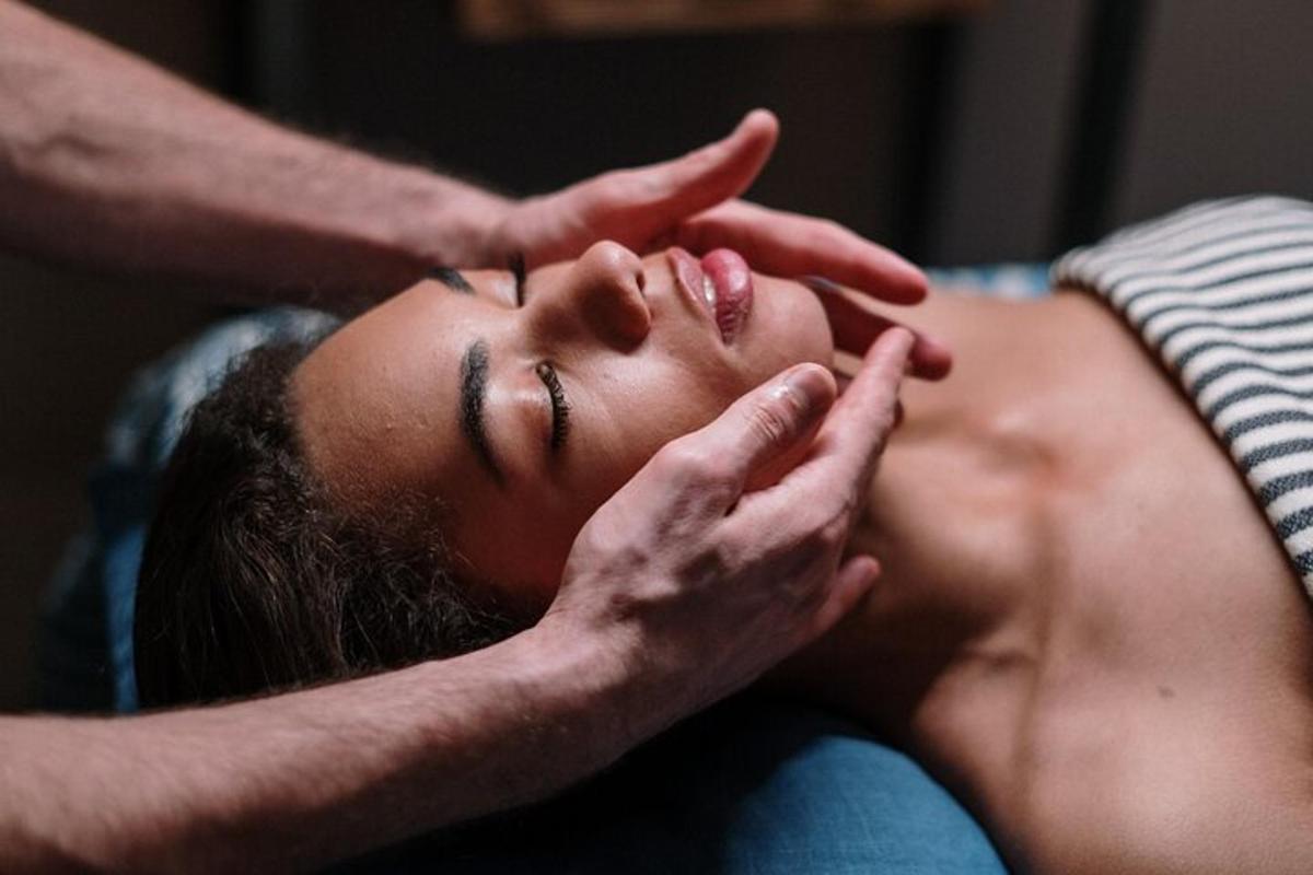 un home rebent un massatge d'un terapeuta
