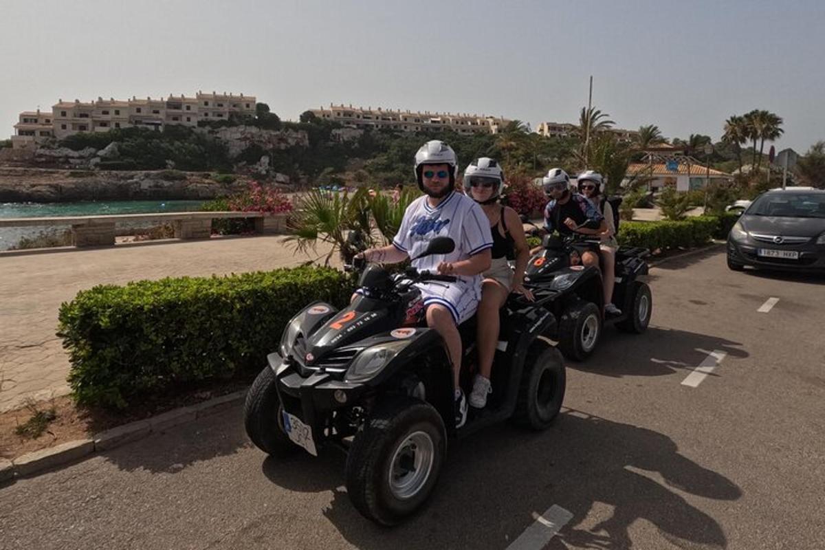 un grup de oameni care merg cu ATV-uri pe un drum
