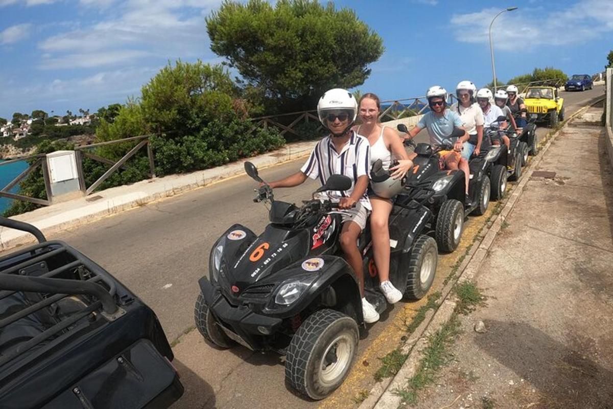 un grup de oameni care călătoresc pe ATV-uri pe un drum