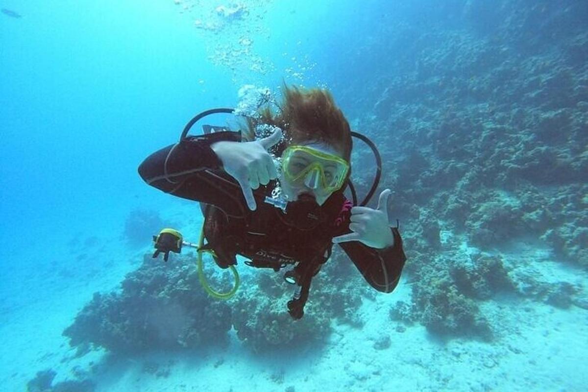 una persona che nuota nell'oceano con un sub