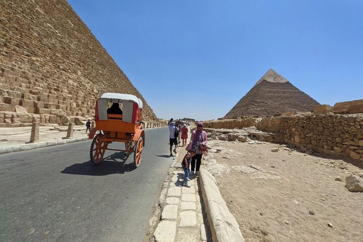 koňský povoz před pyramidami