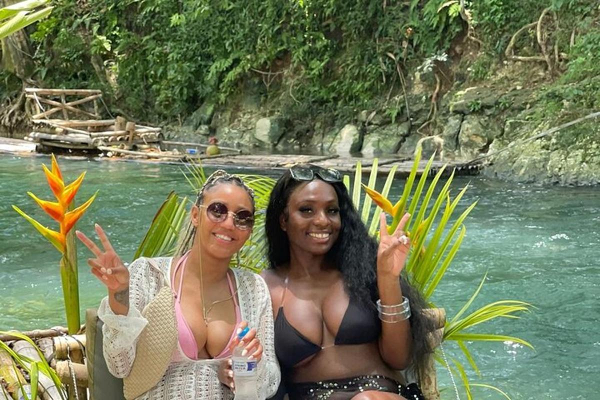 Két bikinis nő ül egy folyó mellett