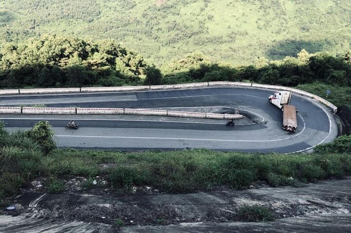 una strada tortuosa con camion su una collina