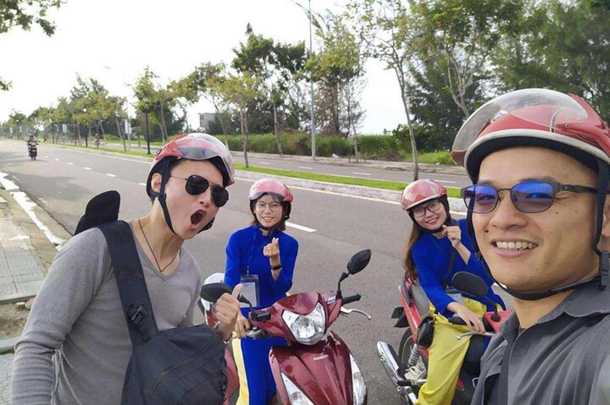 skupina lidí jedoucích na motorce