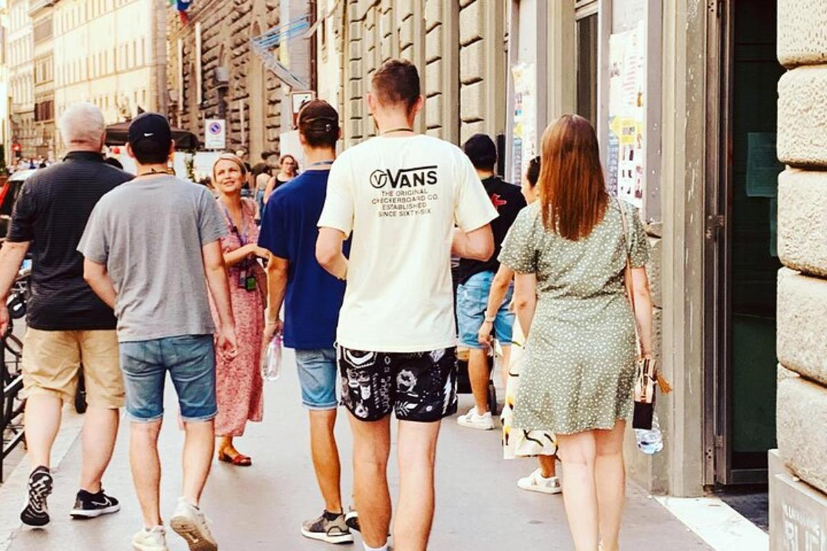 un grup de oameni care merg pe o stradă