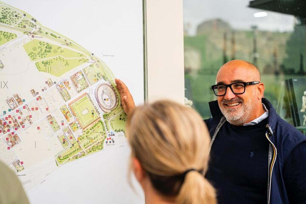 un home i una dona mirant un mapa