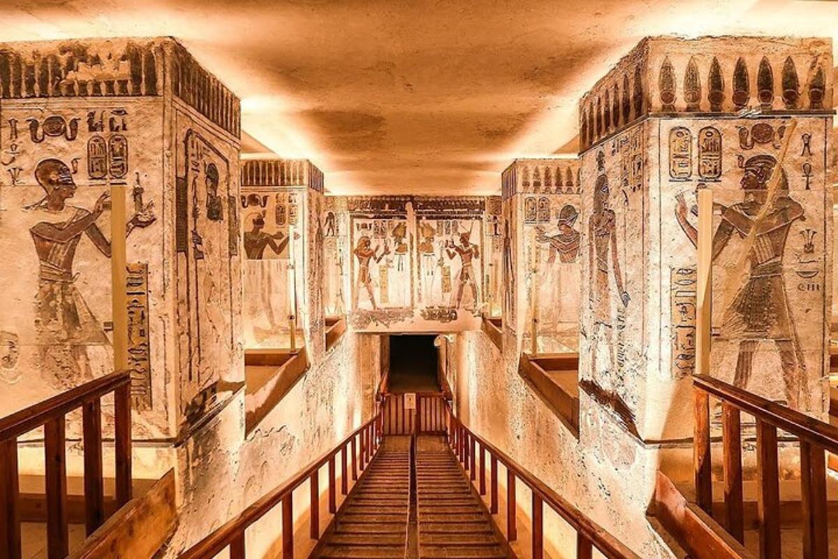 un hol într-o clădire veche cu picturi pe pereți