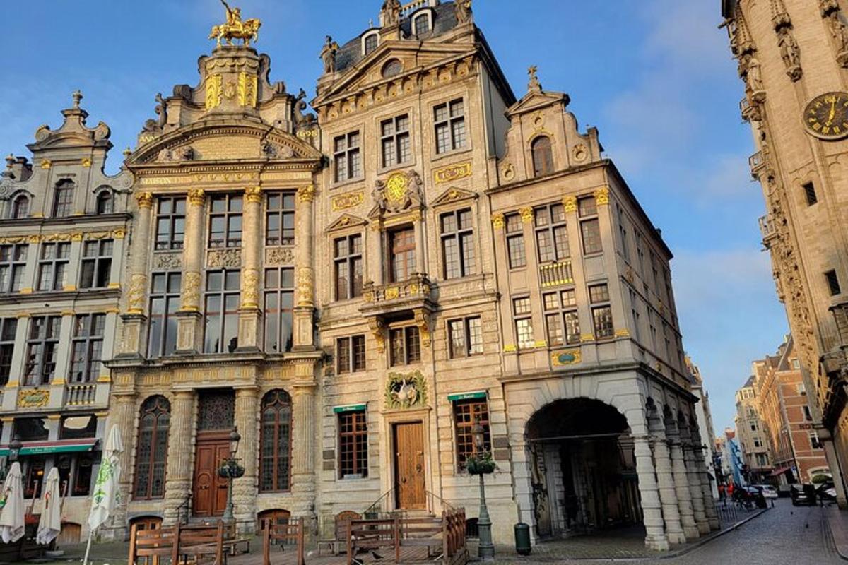 un grande edificio con un arco in una città