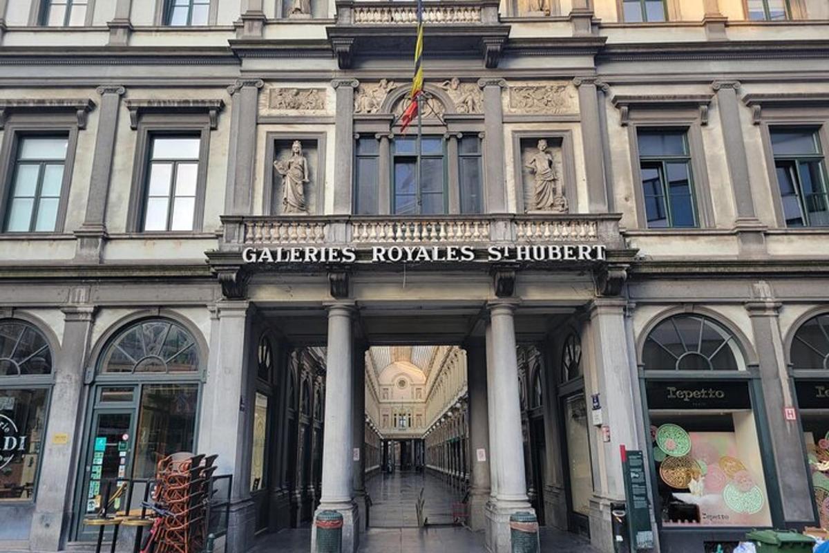 un edificio con un cartello sulla facciata