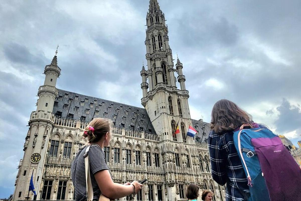 due donne in piedi davanti a un grande edificio