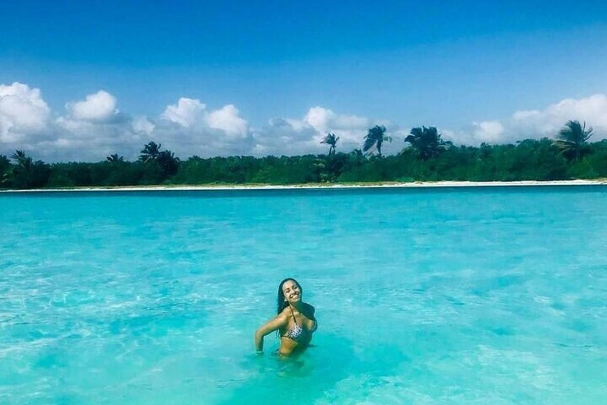 seorang wanita duduk di dalam air di lautan