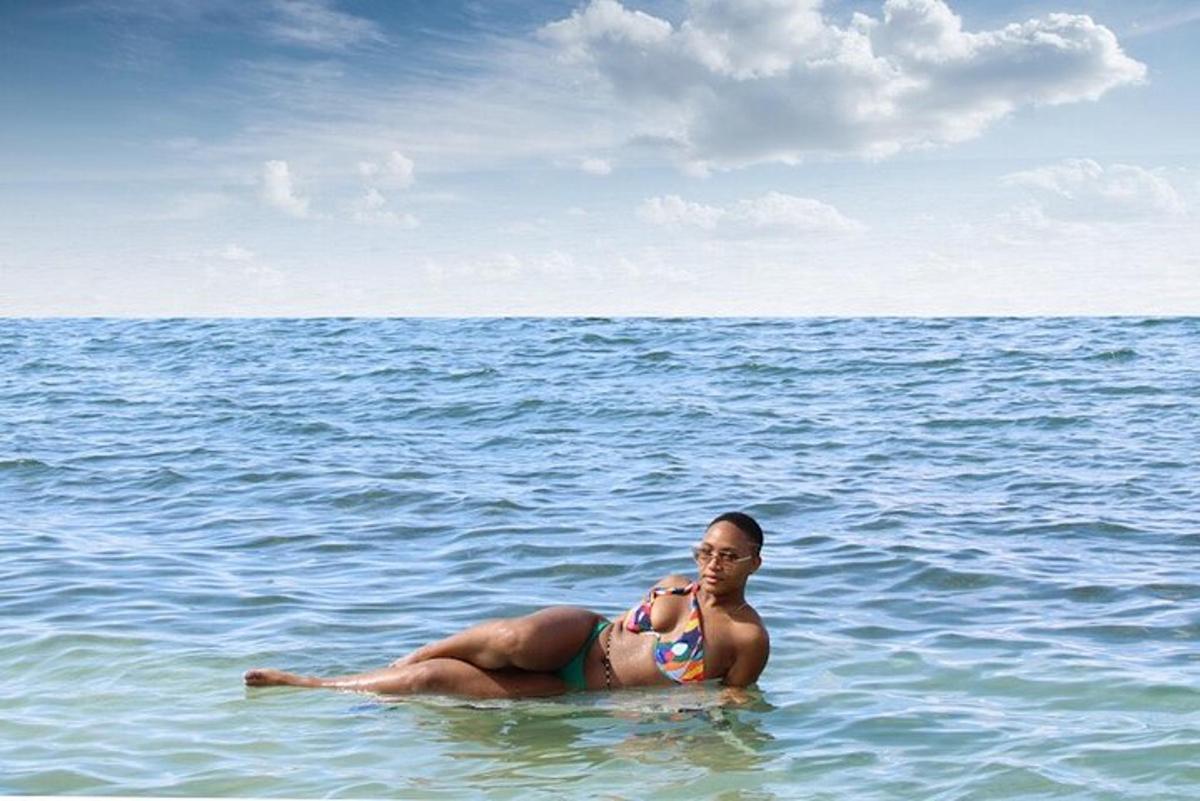 moški v vodi na plaži