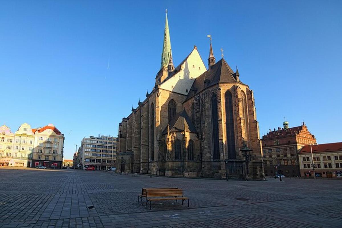 sokağın ortasında bir bank bulunan bir kilise