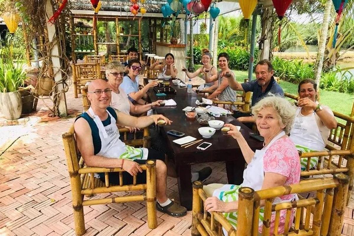grupė žmonių, sėdinčių prie stalo
