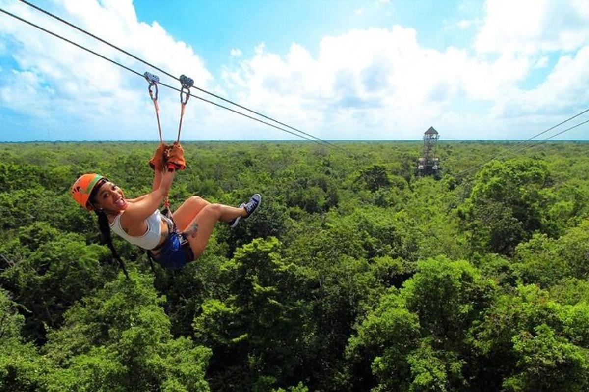una donna appesa a una teleferica tra gli alberi