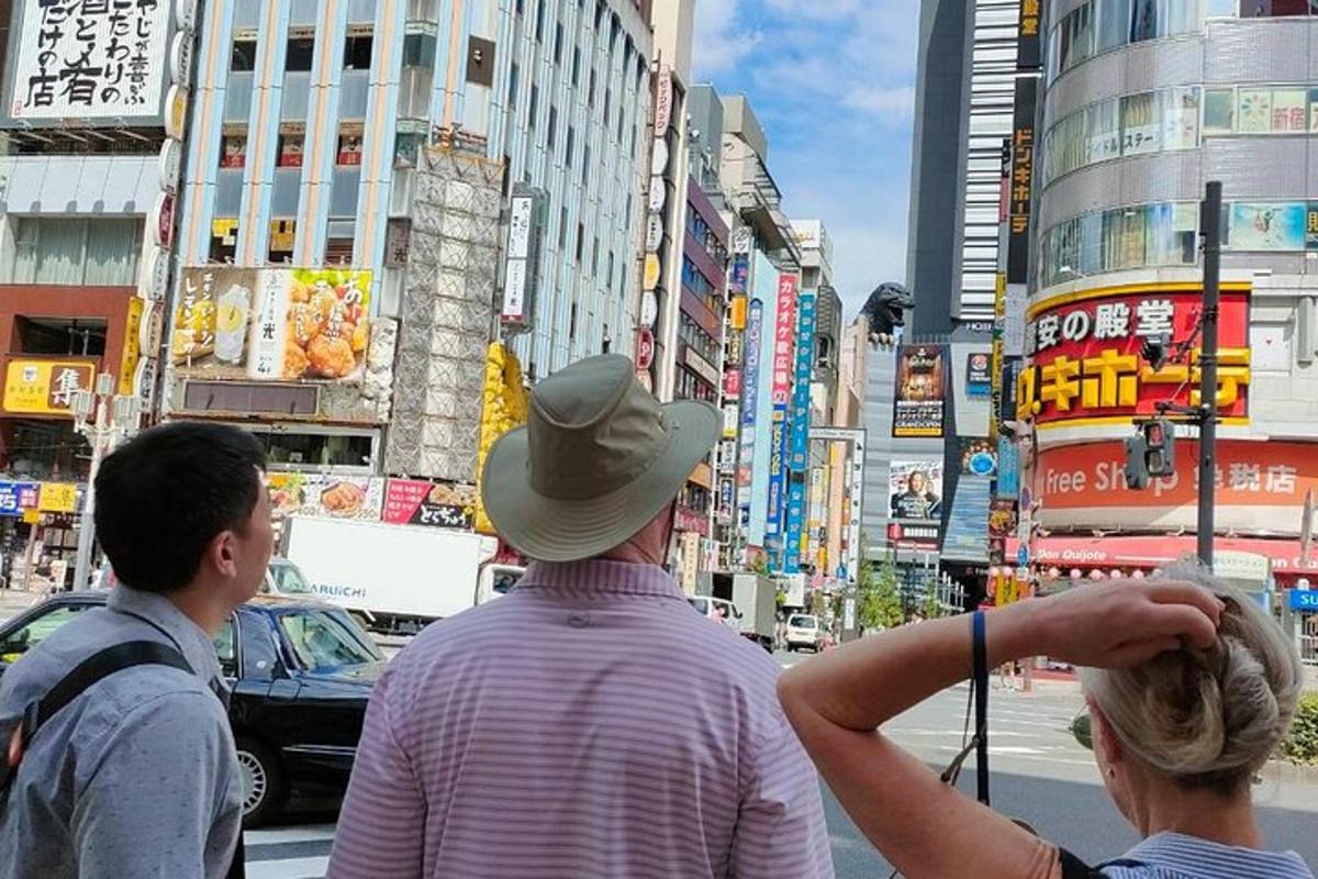 skupina ljudi, ki hodijo po prometni mestni ulici