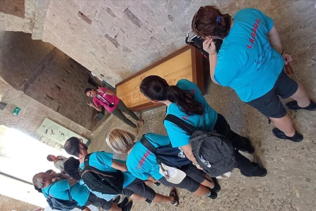 Un grupo de mujeres de pie frente a un mostrador.
