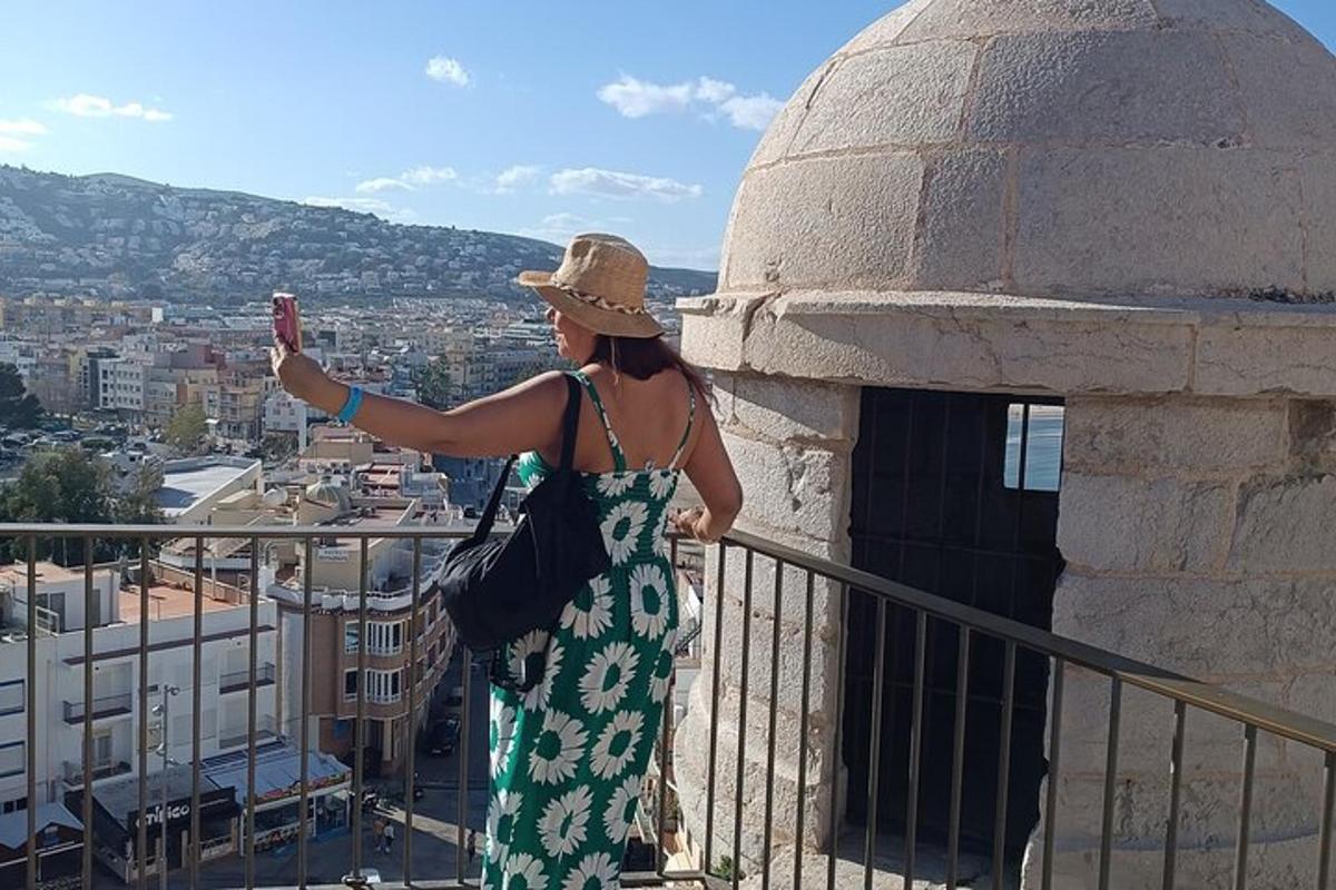 жена која фотографише град