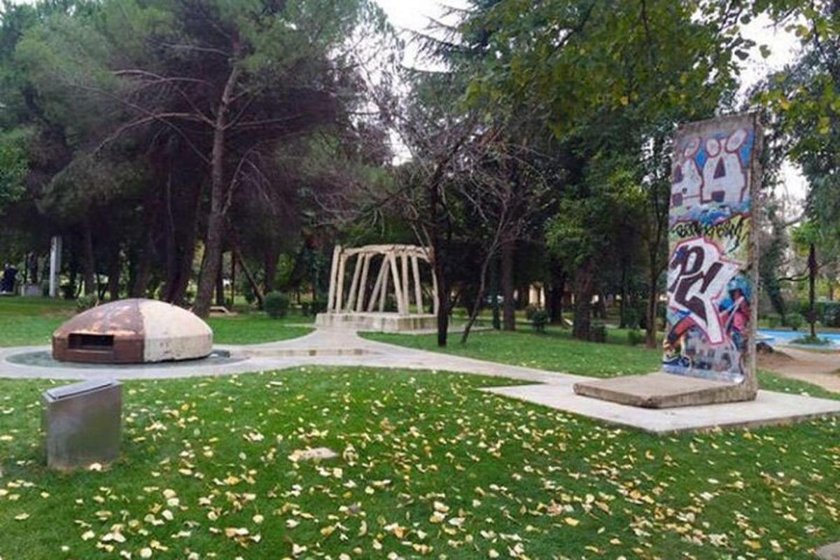park, millel on grafitiga kaetud ehitis
